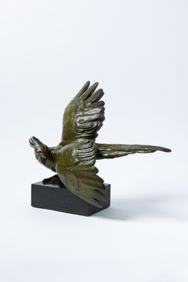 sculpture en bronze représentant un oiseau sur un socle noir