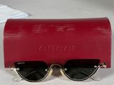 une paire de lunettes de soleil posée sur un étui rouge