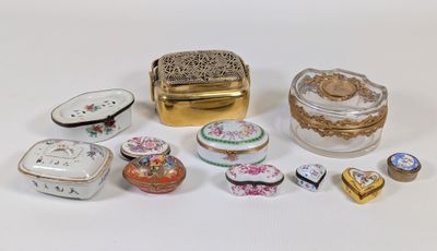 un grand nombre de petites boîtes posées sur une table