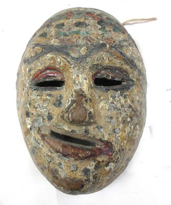 une image représentant un masque en bois sur un fond blanc