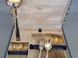 une boîte contenant de l'argenterie sur une table
