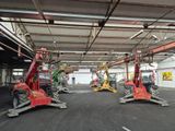 de nombreuses machines garées à l'intérieur d'un bâtiment