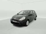 La petite voiture noire est garée dans une pièce blanche.