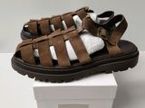 une paire de sandales posée sur une boîte
