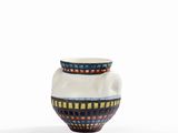 un vase blanc orné d'un motif multicolore