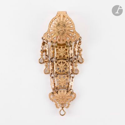 une image représentant une broche en or sur fond blanc
