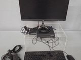 un ordinateur équipé d'un clavier, d'une souris et d'un écran, posé sur une table