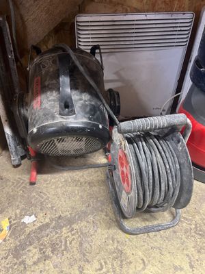 un petit climatiseur et un ventilateur dans un garage