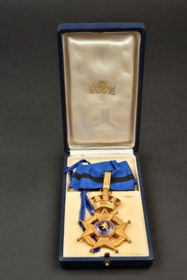 gros plan d'une médaille dans une boîte posée sur une table
