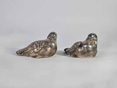 Paire de pigeons en argent (800°/°°).