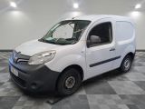 la camionnette blanche est garée sur le sol en damier d'une pièce