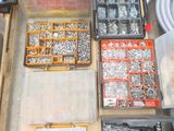 de nombreux types de vis et d'autres outils éparpillés par terre