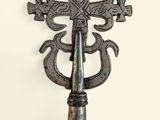 une image représentant une croix fixée sur un mât sur lequel est placée une autre croix