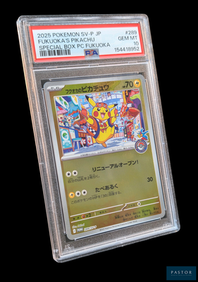 La carte Pokémon se trouve dans un étui en plastique transparent sur fond noir.