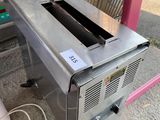 une image d'un grille-pain posé par terre