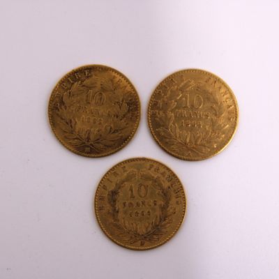 three gold coins, one of which is a sovereign and one of which is a sovereign