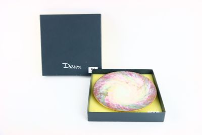 une boîte contenant un gâteau, posée sur une surface blanche