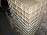 une pile de boîtes en plastique empilées les unes sur les autres
