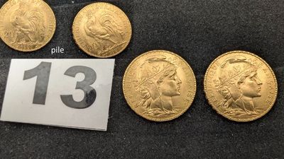 un gros plan sur plusieurs pièces d'or posées sur une table
