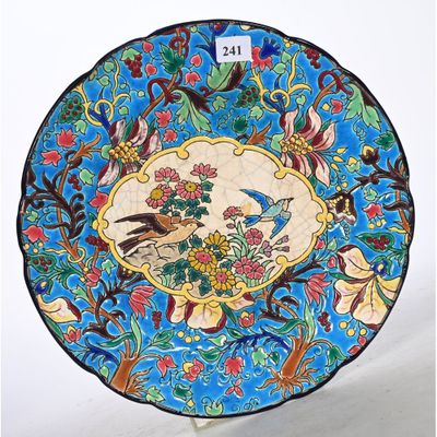 une image représentant une assiette bleue ornée d'un oiseau et de fleurs