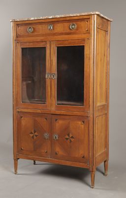 une vieille armoire en bois avec des portes vitrées et des tiroirs