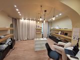 une photo d'un salon avec un canapé et un bureau