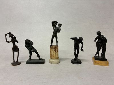 six figurines en bronze représentant un homme tenant une batte de baseball et une femme tenant une batte de baseball