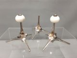 paire de bougeoirs plaqués argent avec des globes en verre blanc
