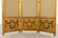 Un paravent orné de miroirs, de bois doré et de broderies, d… (photo 4)