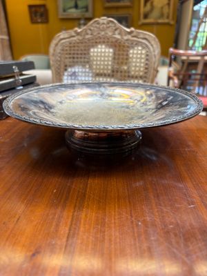 Coupe sur piédouche en métal argenté, on y joint une corbeille à pain  - Photo 1