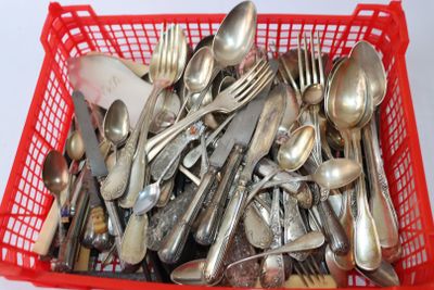 un panier rouge rempli de cuillères en argent et de cuillères