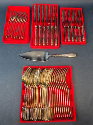 beaucoup de fourchettes et de cuillères dans une boîte rouge
