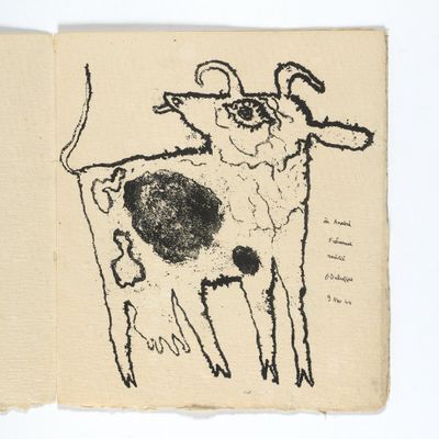 dessin d'une vache sur une feuille de papier avec un dessin en noir et blanc d'une vache sur une feuille de papier avec un dessin en noir et blanc d'une vache
