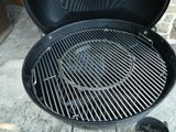 une image représentant un barbecue avec une grille à l'intérieur