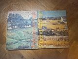 deux livres posés sur une table
