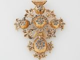 une photo d'une broche en forme de croix en or et diamants