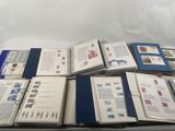 un grand nombre de livres posés sur une table