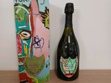 une bouteille de champagne posée à côté d'un livre sur une table