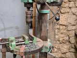 une machine verte qui se trouve dans une pièce
