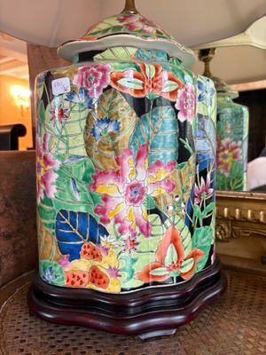 un vase coloré orné d'un oiseau, posé sur une table