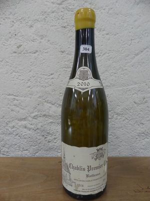 une bouteille de vin posée sur une table