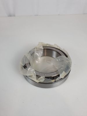 gros plan d'un objet métallique sur une surface blanche