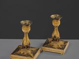paire de bougeoirs anciens en laiton ornés de motifs noirs et dorés