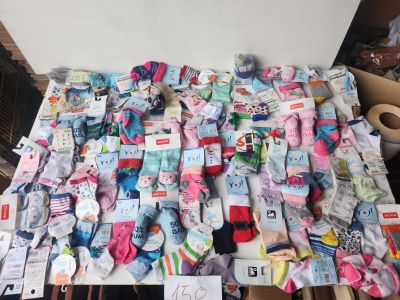 Lot composé d’environ 70 paires de chaussettes pour bébés et…