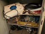 une petite armoire contenant tout un tas d'objets