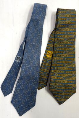 HERMÈS Deux cravates en soie dont : - Photo 1