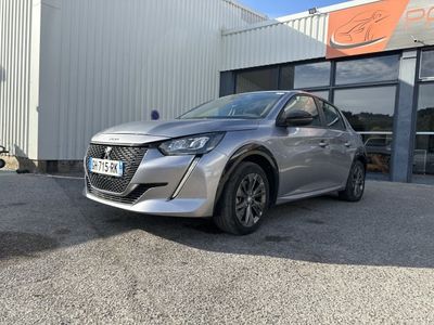 la voiture argentée est garée devant un bâtiment