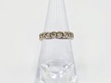 une bague posée sur un verre transparent