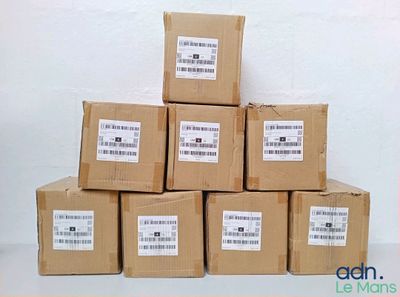 des cartons empilés les uns sur les autres et munis d'étiquettes