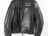 une veste en cuir noir avec un écusson Harley-Davidson dans le dos